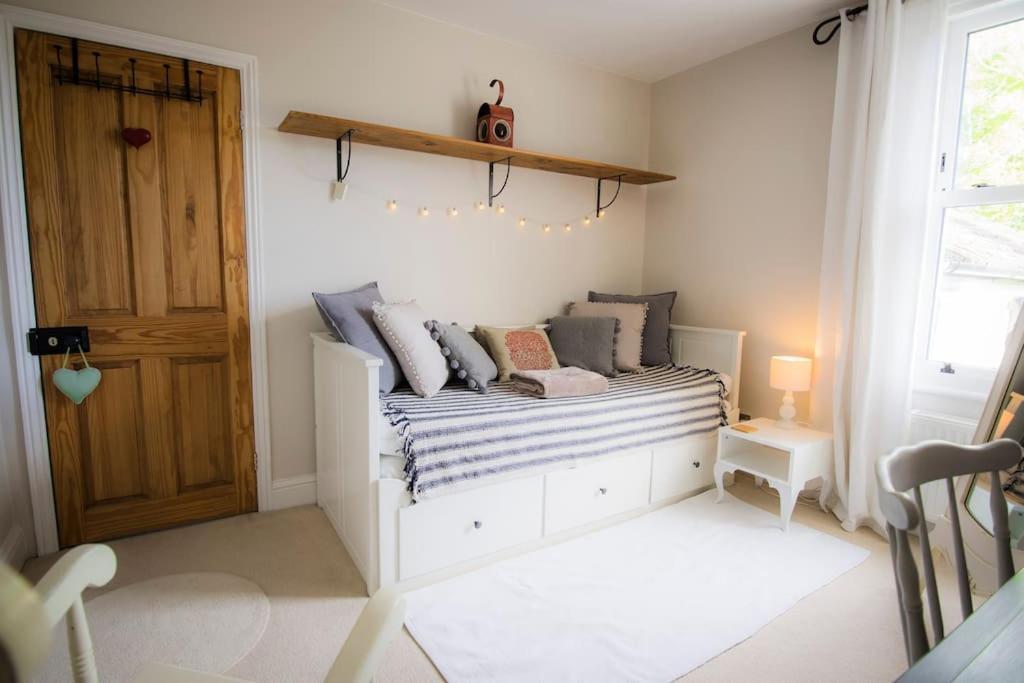 Restful And Cosy 4 Bed Home Minutes From The Beach แซนด์เกต ภายนอก รูปภาพ