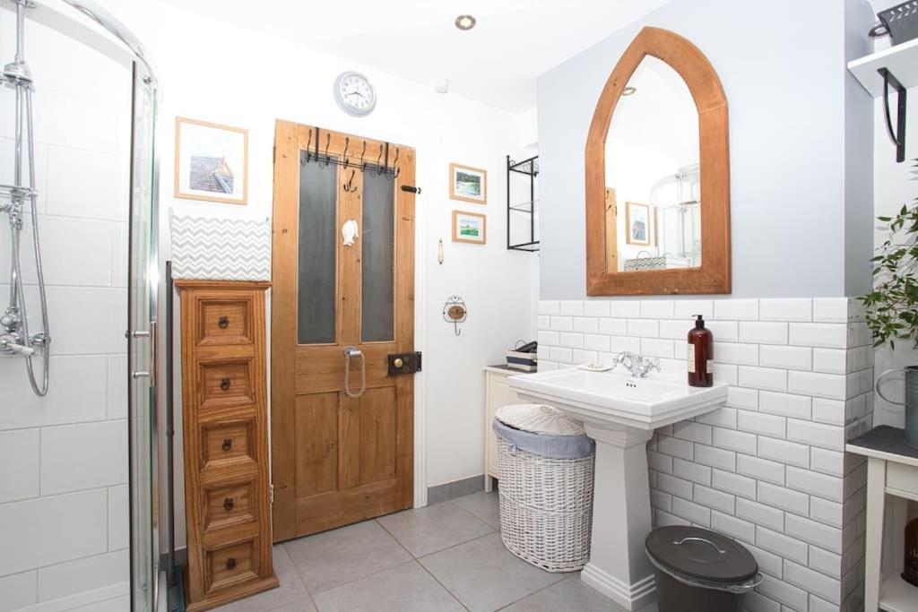 Restful And Cosy 4 Bed Home Minutes From The Beach แซนด์เกต ภายนอก รูปภาพ