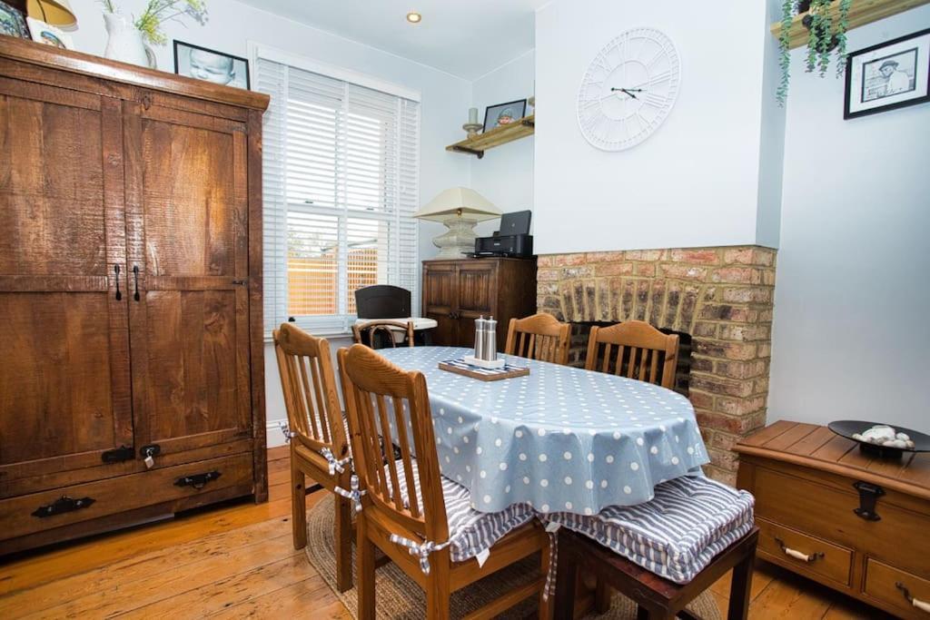 Restful And Cosy 4 Bed Home Minutes From The Beach แซนด์เกต ภายนอก รูปภาพ