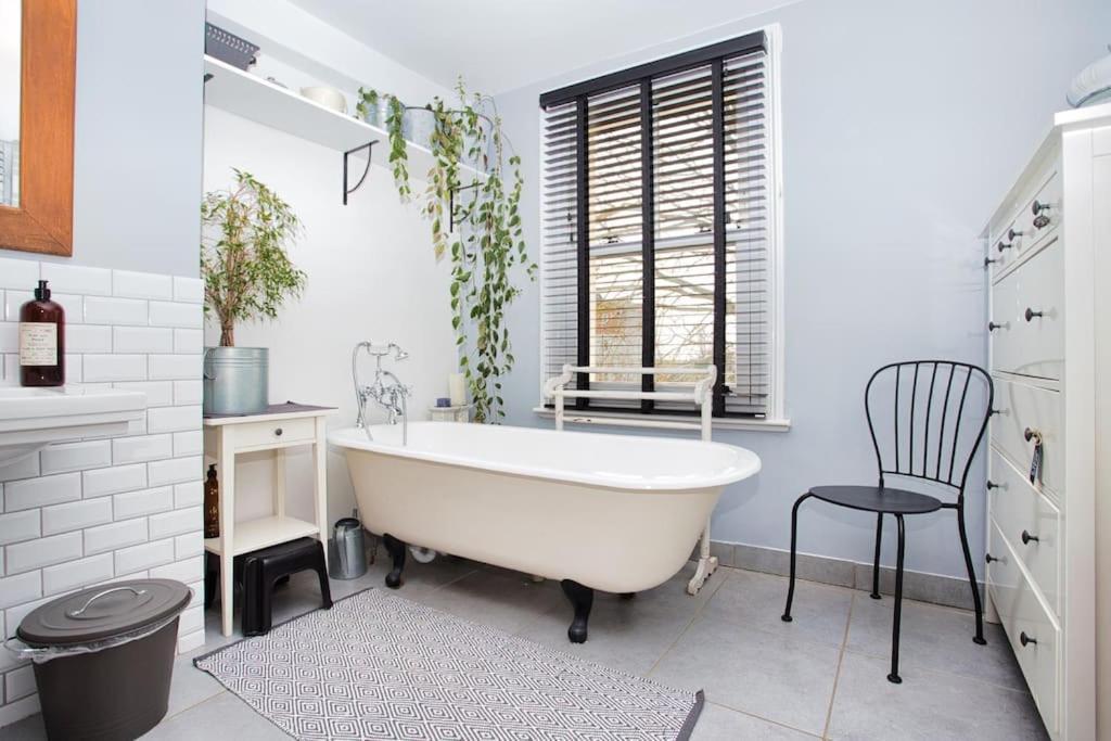 Restful And Cosy 4 Bed Home Minutes From The Beach แซนด์เกต ภายนอก รูปภาพ