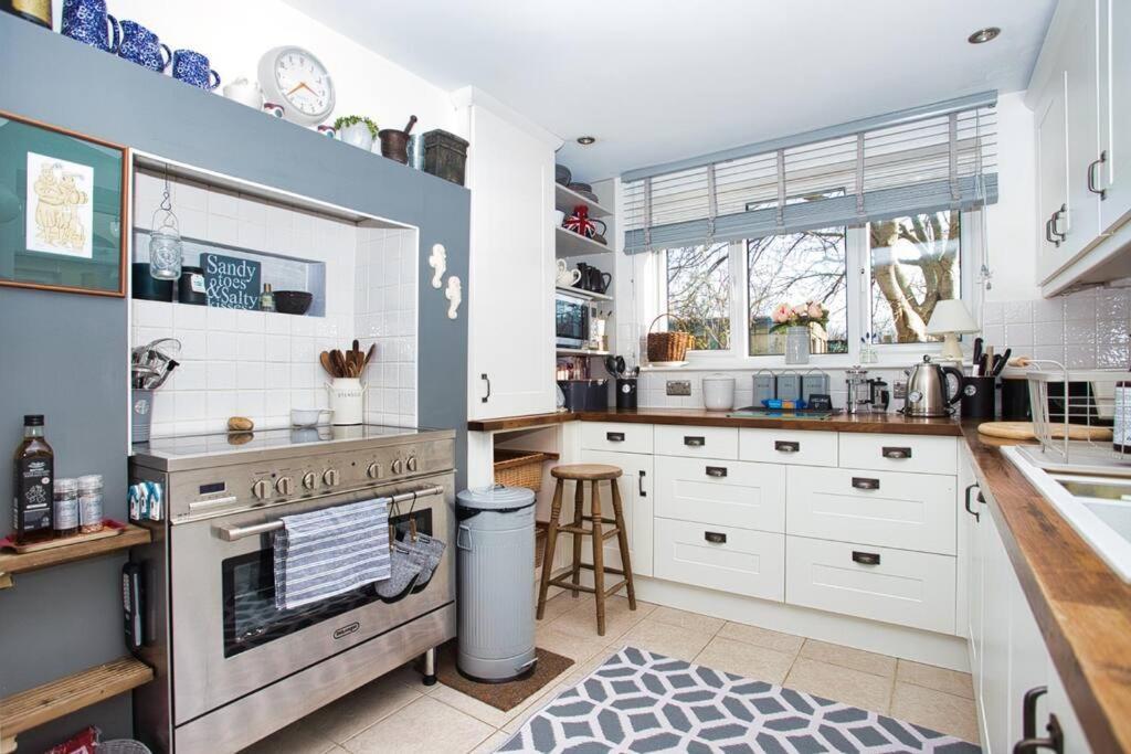 Restful And Cosy 4 Bed Home Minutes From The Beach แซนด์เกต ภายนอก รูปภาพ