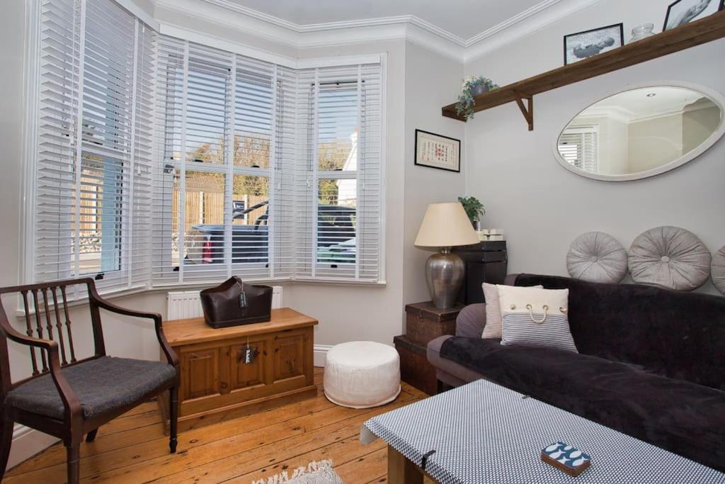 Restful And Cosy 4 Bed Home Minutes From The Beach แซนด์เกต ภายนอก รูปภาพ